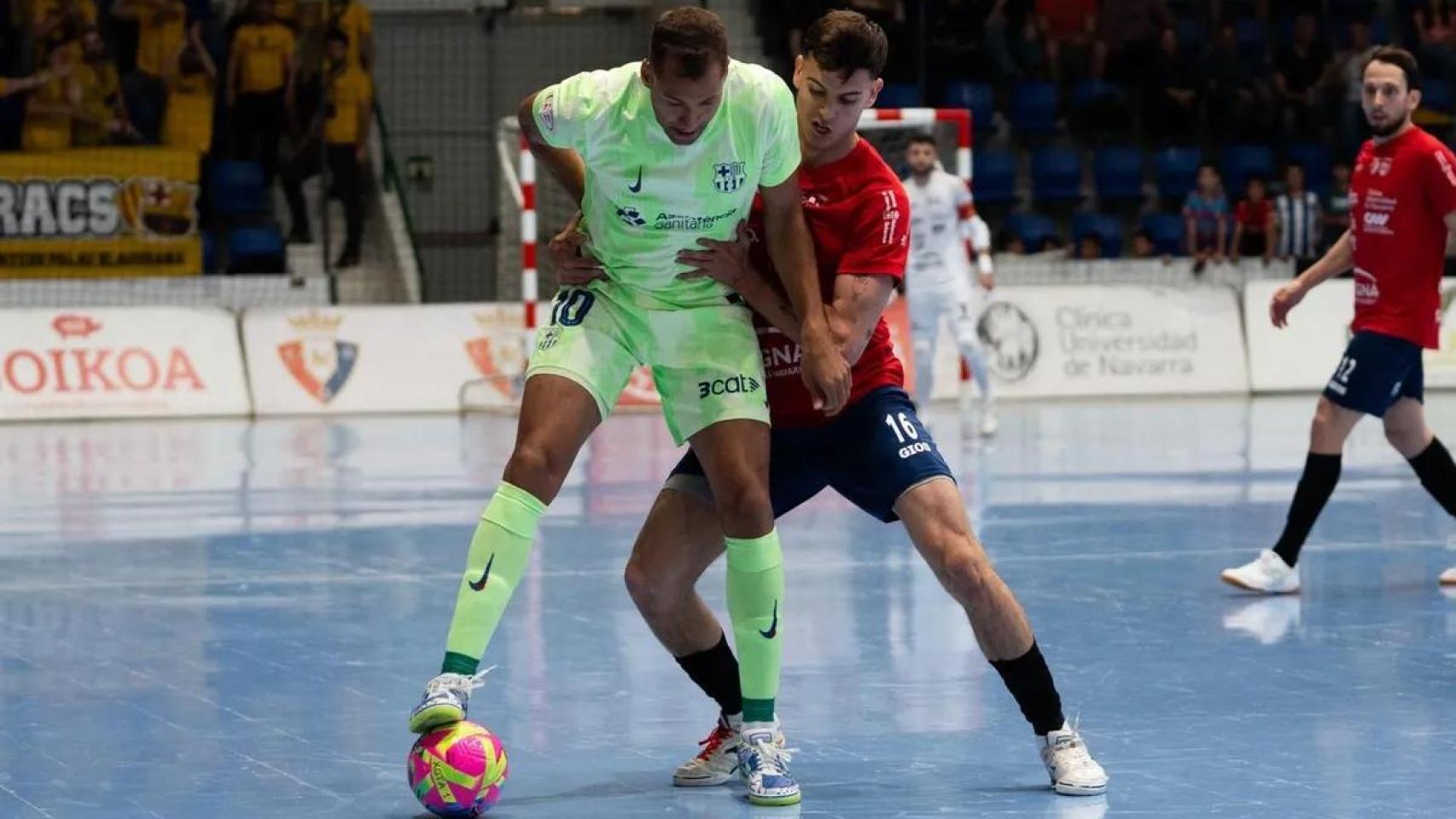 Pito controla un balón durante el Barça de fútbol sala-Osasuna