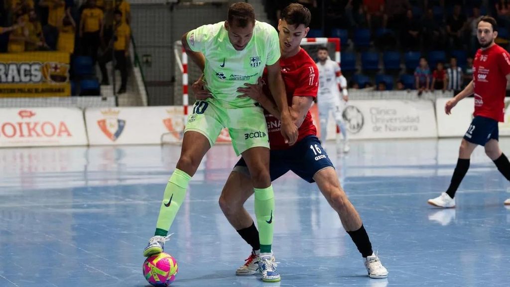 Pito controla un balón durante el Barça de fútbol sala-Osasuna
