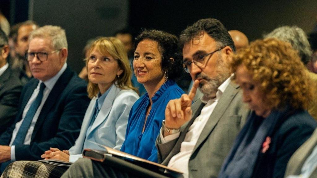 El secretario general de Economía, Juli Fernández, la portavoz del PSC, Lluïsa Moret, la 'consellera' de Economía, Alícia Romero, el director general de ERC, Lluís Salvadó, y la portavoz de ERC en el Parlament, Ester Capella