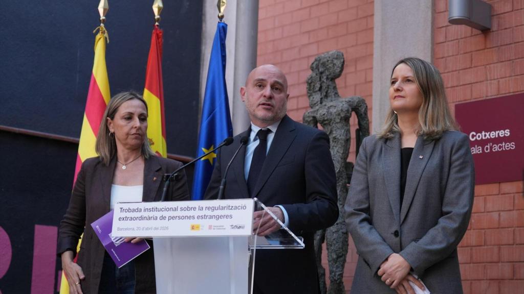 El delegado del Gobierno en Catalunya, Carlos Prieto, la conseller de Derechos Sociales de la Generalitat, Mònica Martínez Bravo, la consellera de Igualdad, Eva Menor