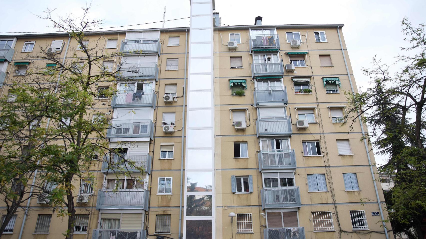 Un ascensor instalado en la fachada de una comunidad de vecinos