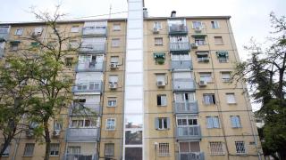 Un ascensor instalado en la fachada de una comunidad de vecinos