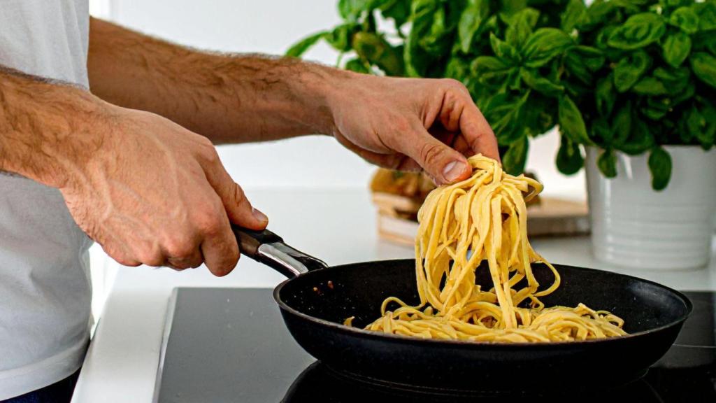 Persona cocinando pasta
