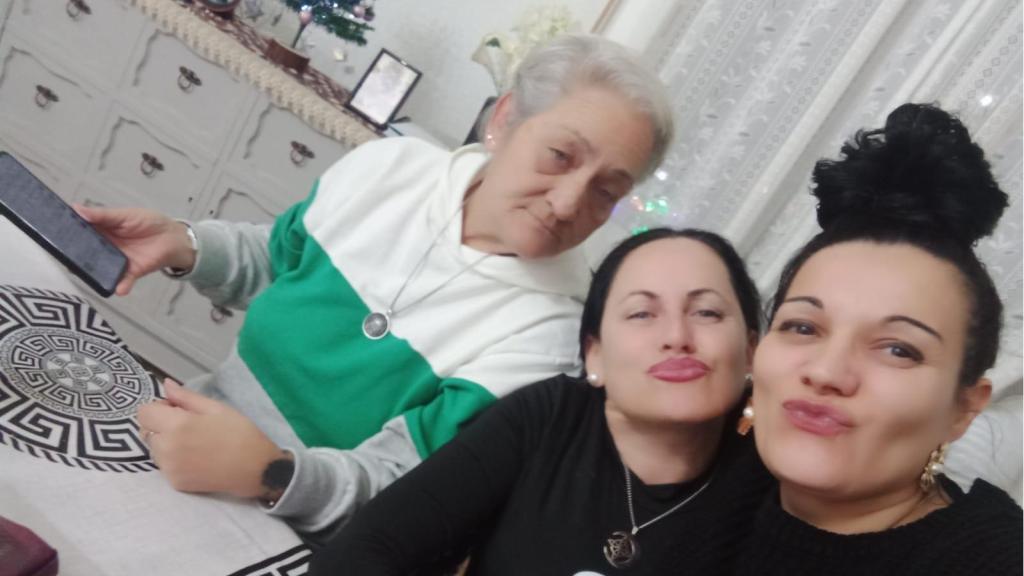 Nieves, al centre, al costat de la seva mare i la seva millor amiga, que ha acollit a casa el seu fill menor