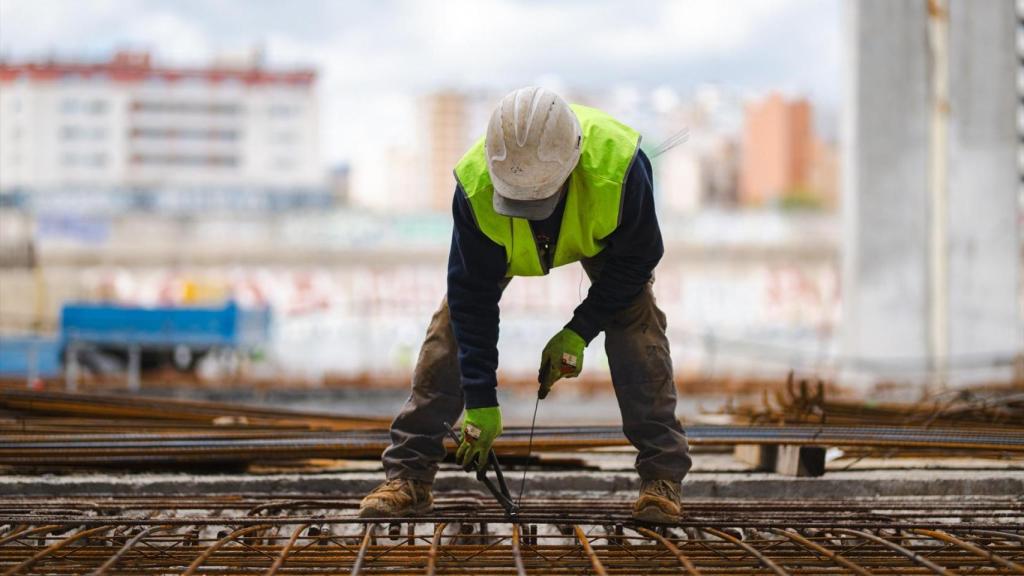 Personal de Serveis Ferroviaris treballant durant una visita a la nova fase de l'estructura central de la coberta de l'estació de La Sagrera, a 12 de març de 2024