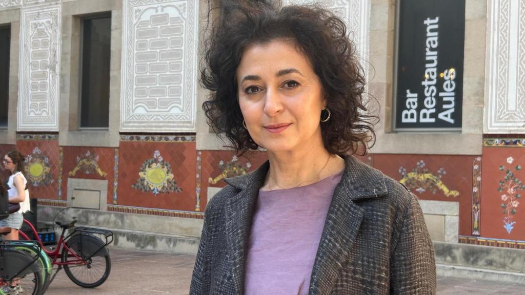 L'escriptora i pensadora turca, Ece Temelkuran, al pati del CCCB