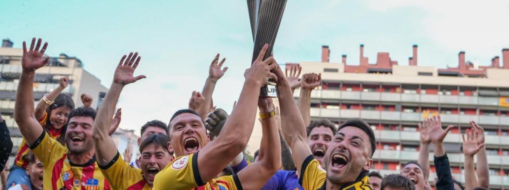 El Sant Andreu levanta el trofeo de campeones de Segunda RFEF