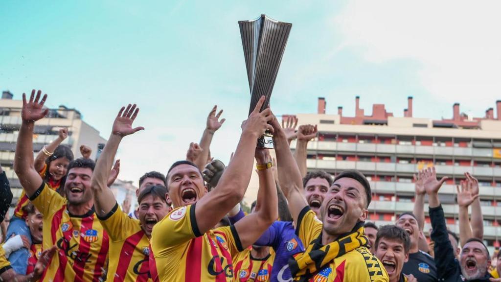 El Sant Andreu levanta el trofeo de campeones de Segunda RFEF