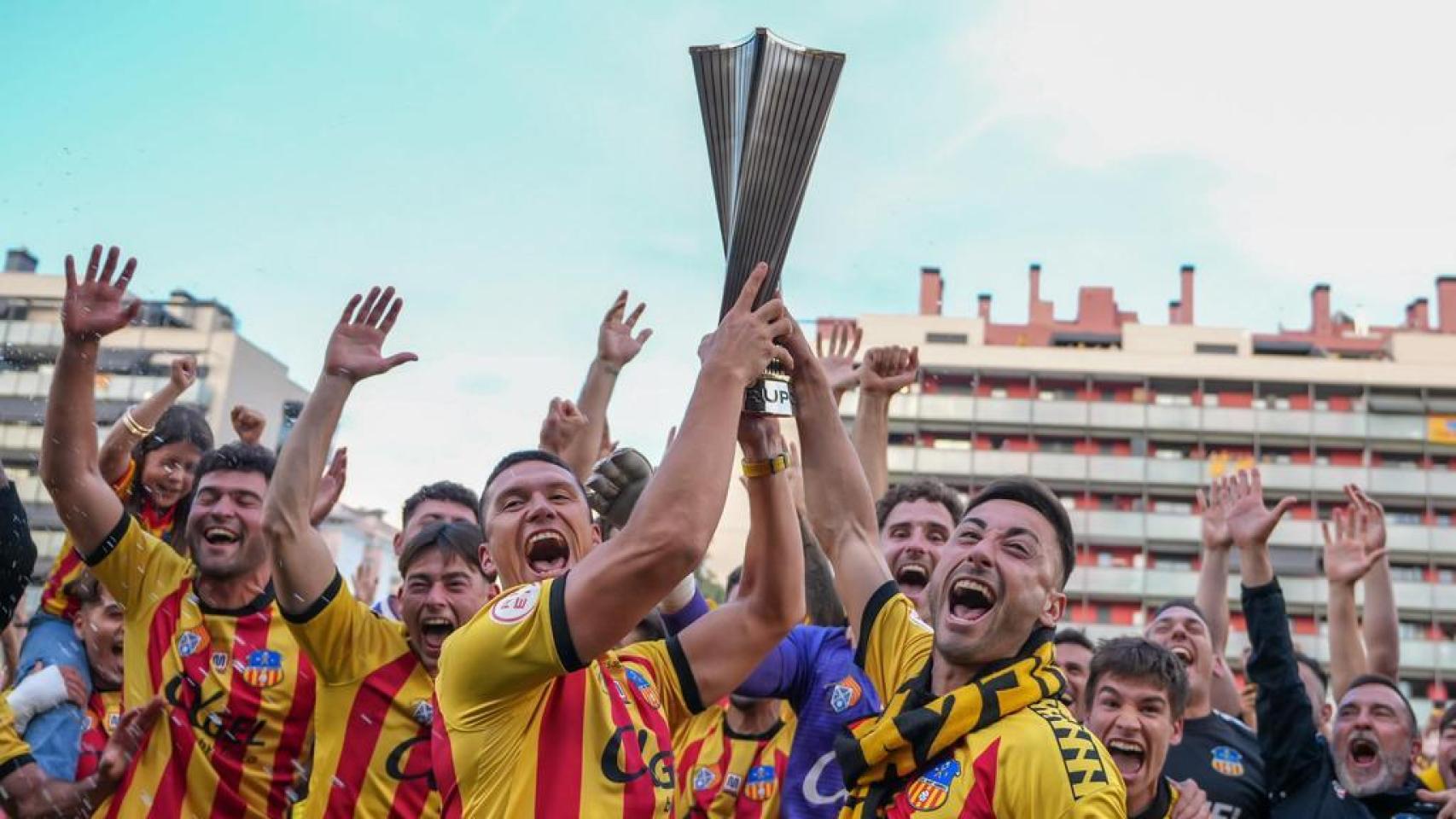 El Sant Andreu levanta el trofeo de campeones de Segunda RFEF