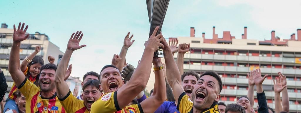 El Sant Andreu aixeca el trofeu de campions de Segona RFEF