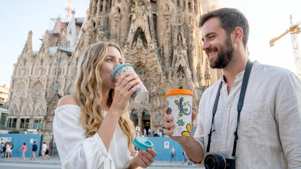 Pareje bebe en vasos con trencadís frente a la Sagrada Familia