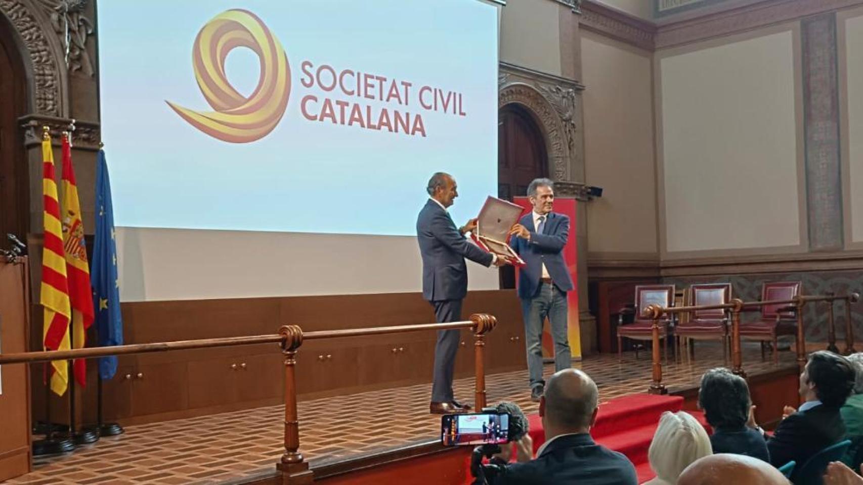 El fundador de Naturhouse, Félix Revuelta, es nombrado socio colaborador de honor, por el presidente de SCC, Àlex Ramos