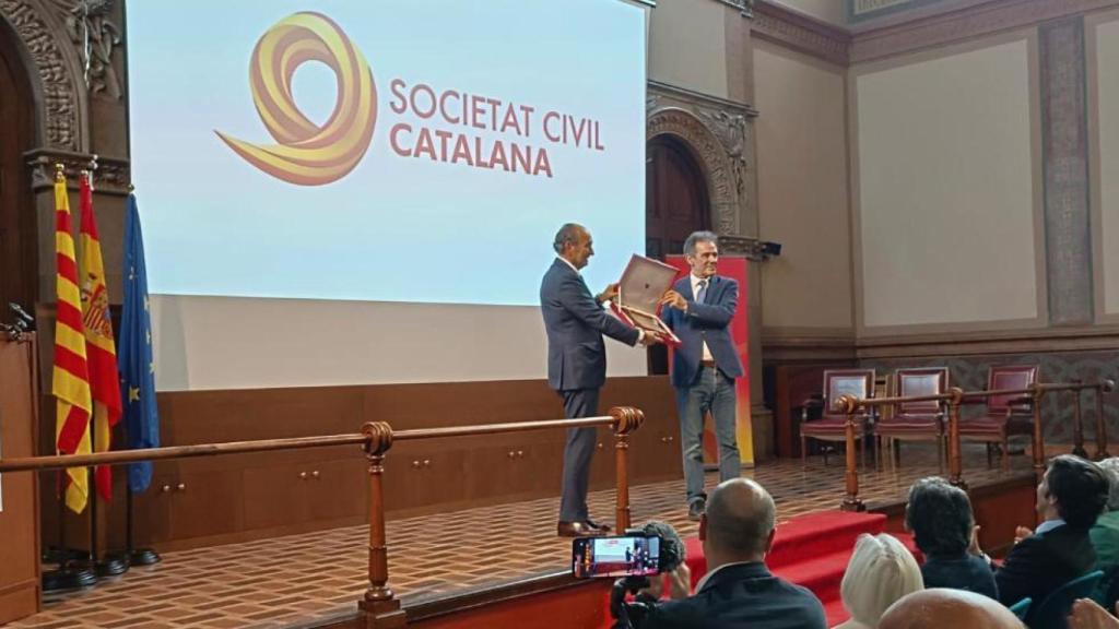 El fundador de Naturhouse, Félix Revuelta, es nombrado socio colaborador de honor, por el presidente de SCC, Àlex Ramos