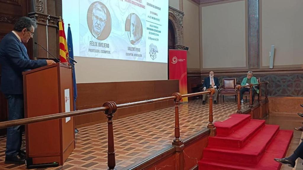 El president de SCC, Àlex Ramos, durant el seu discurs del IV Premi Sant Jordi, amb Valentí Puig i Félix Ovejero al fons