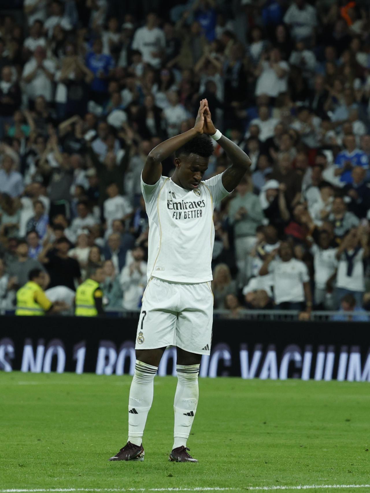 Vinicius Jr demana perdó al Bernabéu després de marcar al Reial Madrid-Alabès de la Lliga