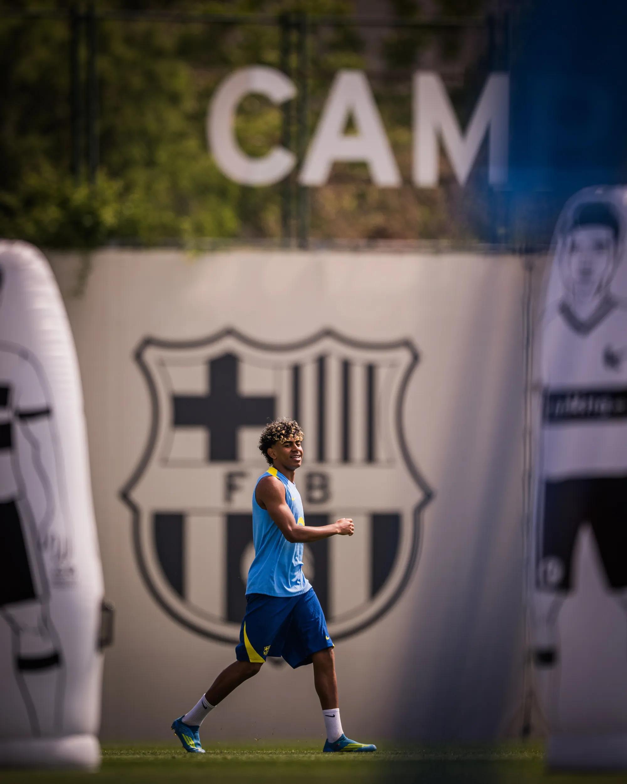 Lamine Yamal sonríe en el entrenamiento del Barça