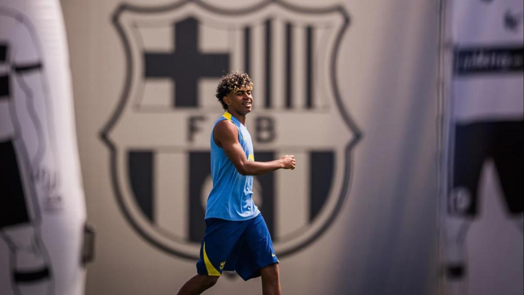 Lamine Yamal sonríe en el entrenamiento del Barça