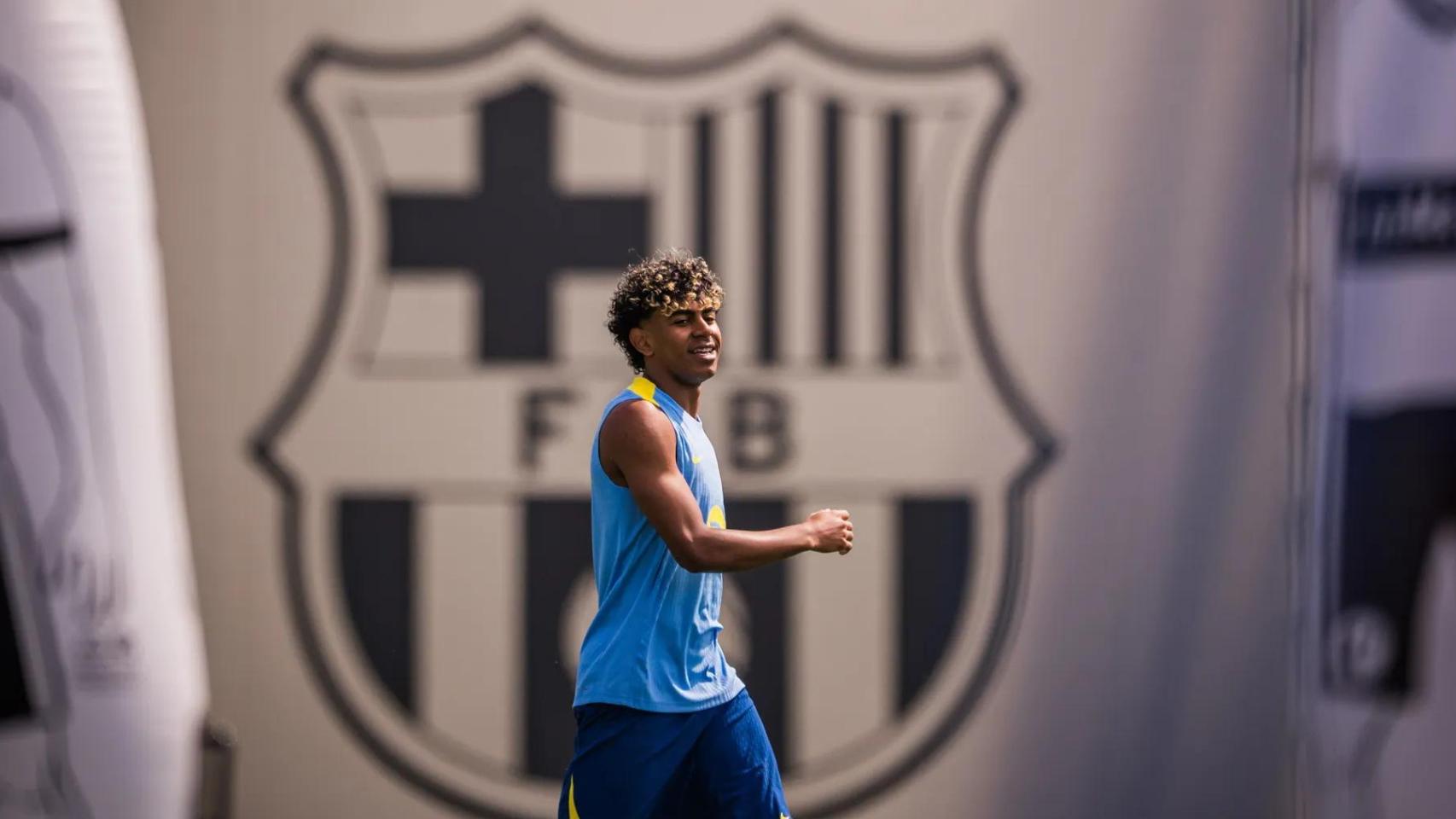 Lamine Yamal sonríe en el entrenamiento del Barça