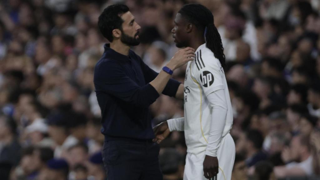 Álvaro Arbeloa habla con Camavinha en el Real Madrid-Alavés de la Liga