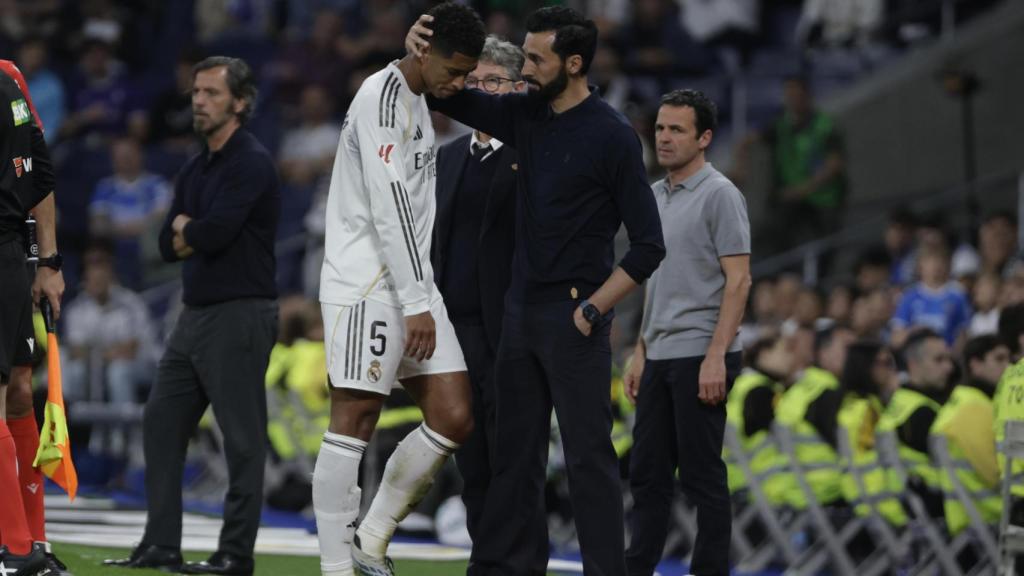 Jude Bellingham se marcha enfadado tras su cambio en el Real Madrid-Alavés de la Liga