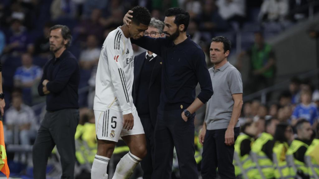 Jude Bellingham se marcha enfadado tras su cambio en el Real Madrid-Alavés de la Liga