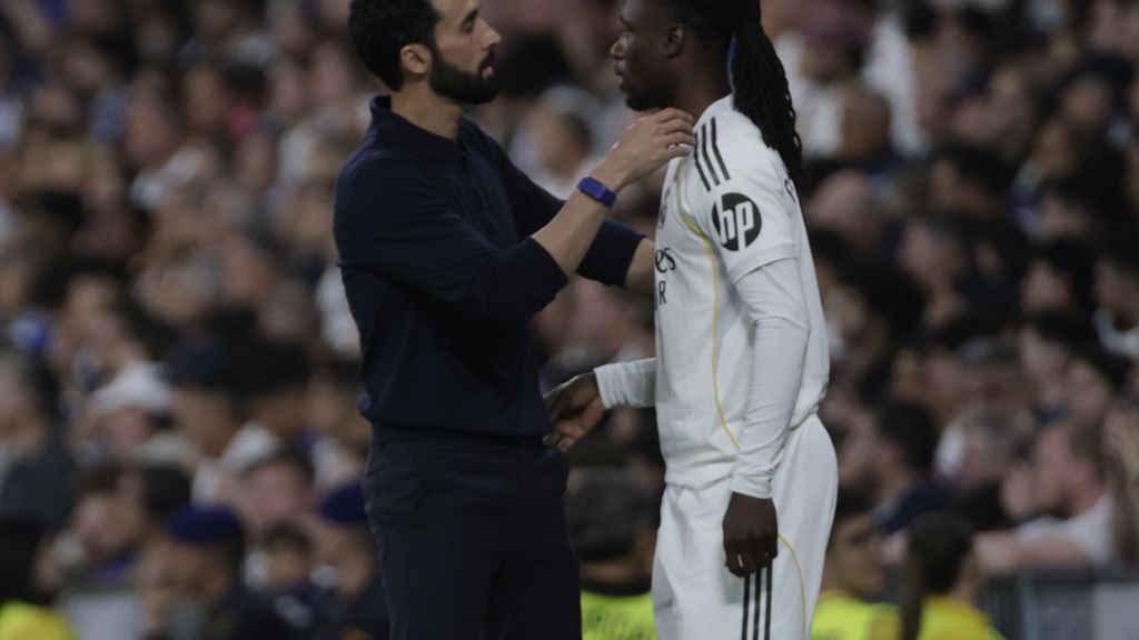 Álvaro Arbeloa habla con Camavinha en el Real Madrid-Alavés de la Liga