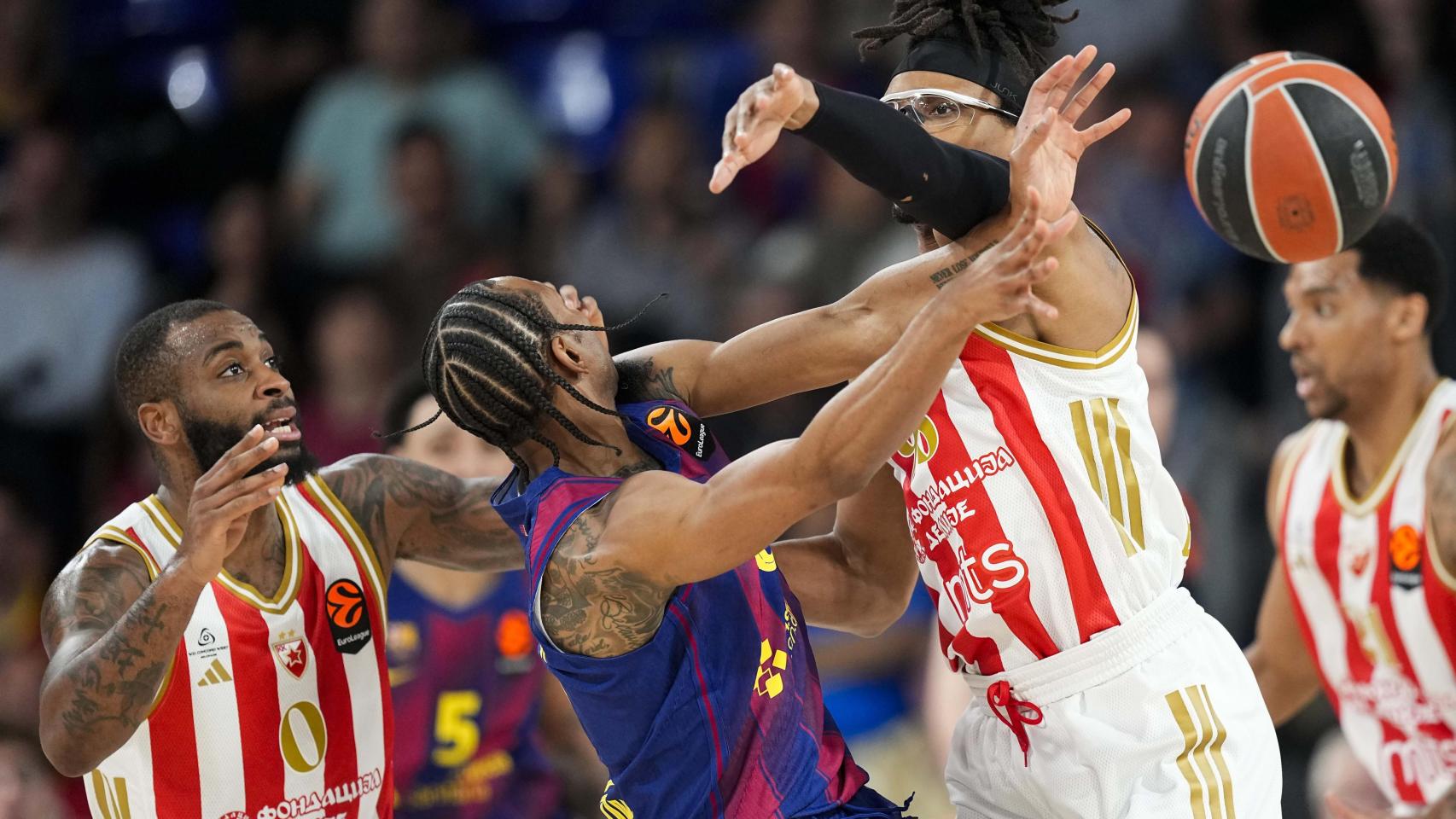Kevin Punter y Chima Moneke luchan por el balón en el Barça de basket-Estrella Roja de la Euroliga