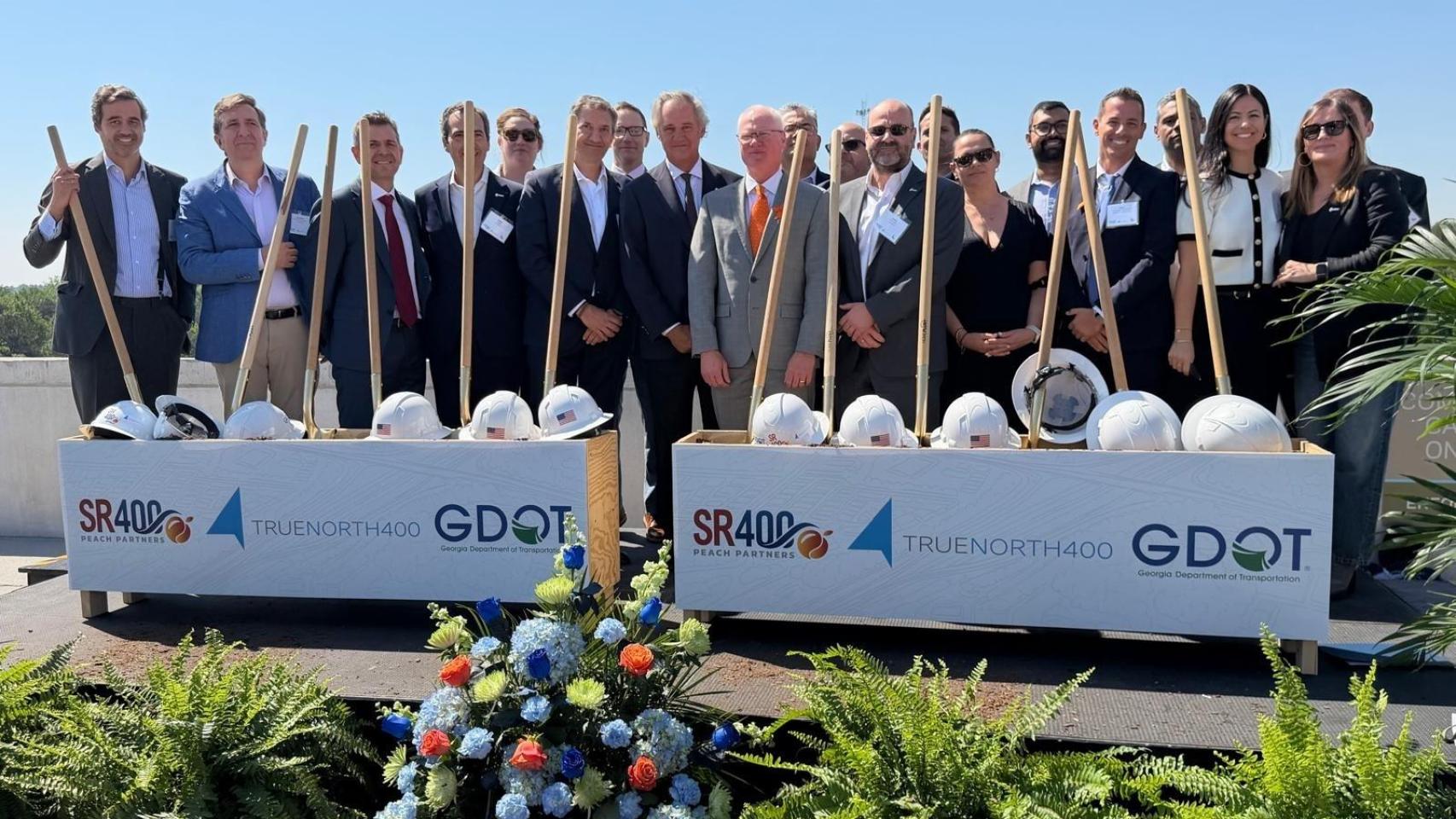 Representantes de ACS, Meridiam y Acciona, entre ellos su presidente y consejero delegado, José Manuel Entrecanales (en el centro), en el inicio de las obras de la autopista SR 400 Express Lanes