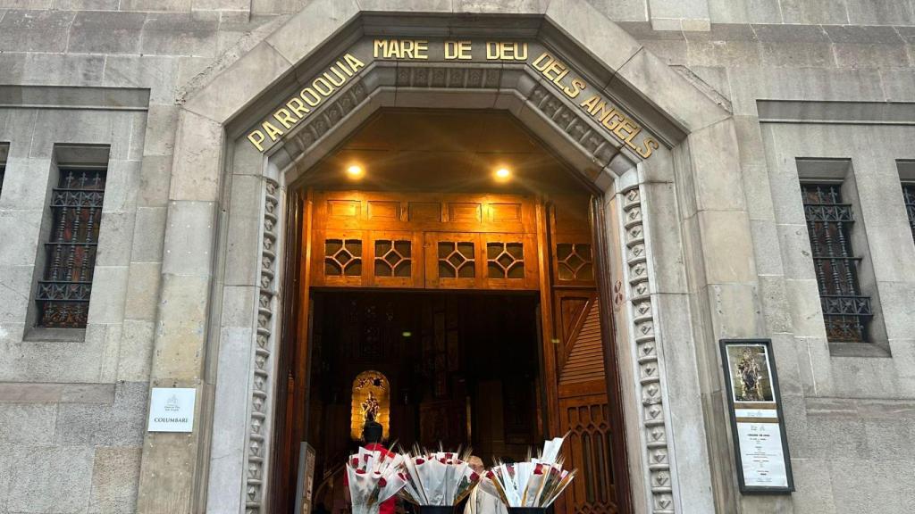 Un puesto de venta de rosas para Sant Jordi en la entrada de la Parroquia de la Virgen de los Ángeles, en Barcelona