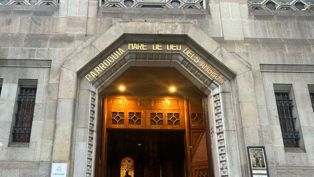 Una parada de venda de roses per Sant Jordi a l'entrada de la Parròquia de la Verge dels Àngels, a Barcelona