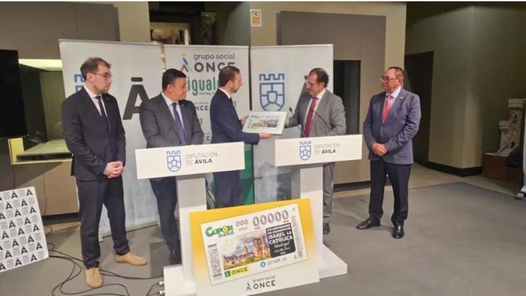 Carlos García González, president de la Diputació d'Àvila; Ismael Pérez Blanco, delegat ONCE a Castella i Lleó i Jesús del Campo Espinosa, alcalde de Madrigal de les Altas Torres, presenten el cupó dedicat al 575 aniversari del naixement d'Isabel la Catòlica