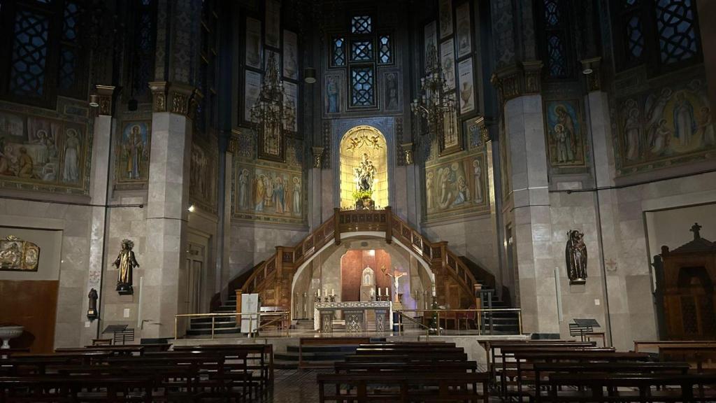 L'interior de la parròquia de la Verge dels Àngels, a Barcelona