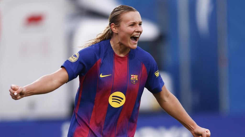 Martine Fenger celebra un dels seus gols a l'Espanyol-Barça Femení