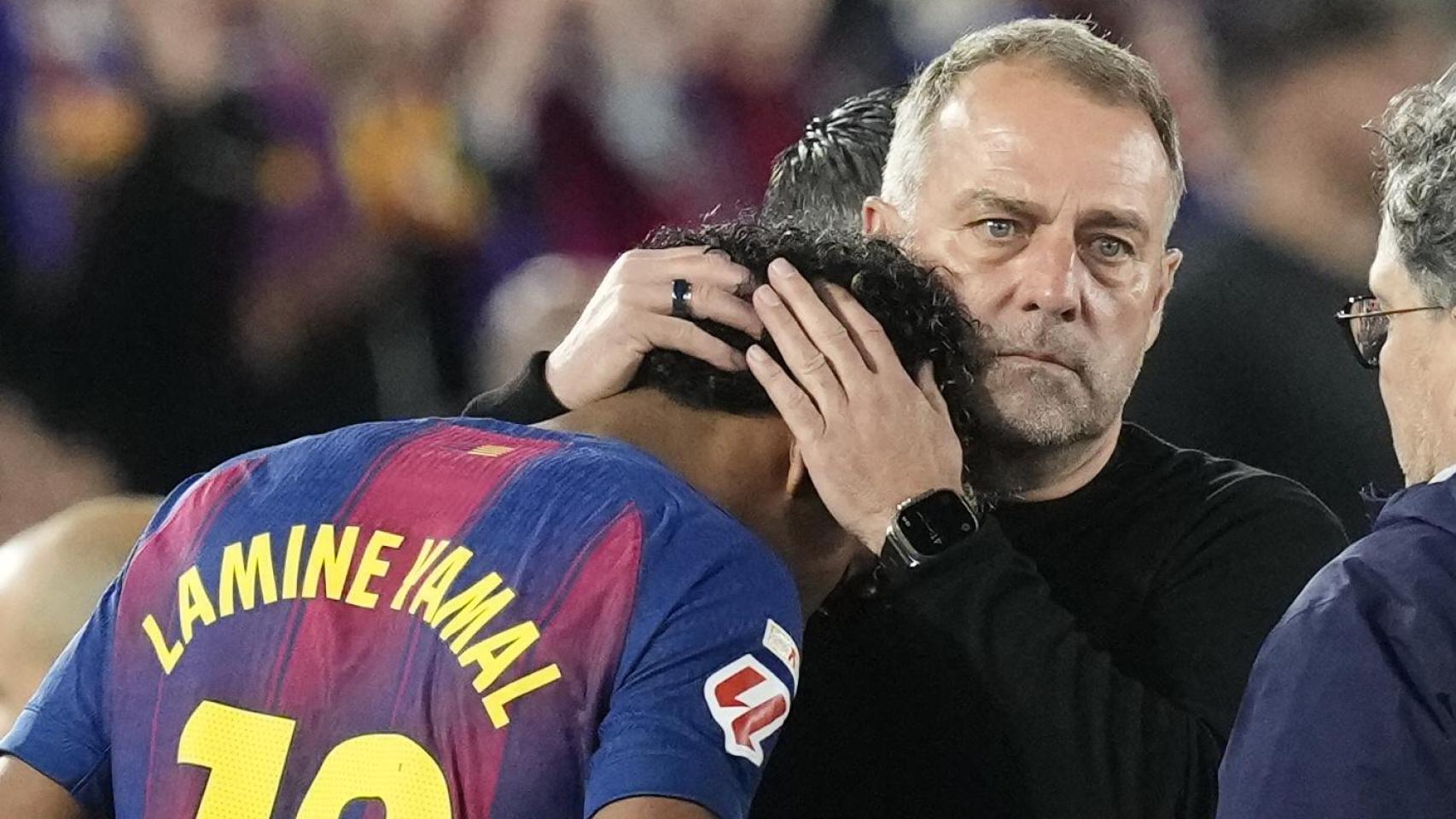 Lamine Yamal, consolado por Hansi Flick tras lesionarse en el Barça-Celta de Vigo