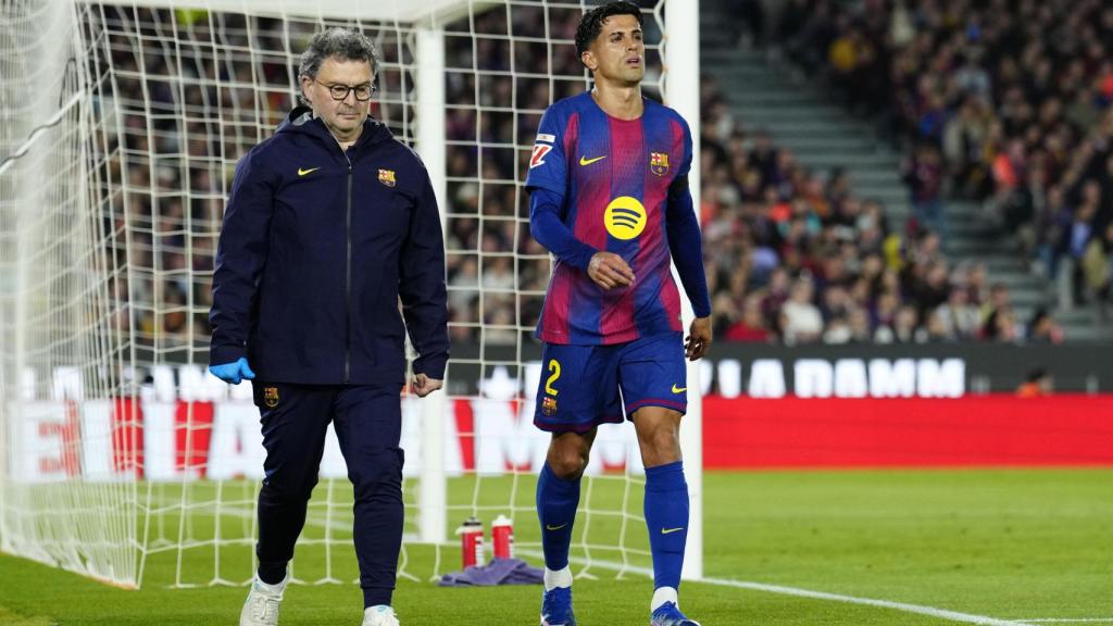 Joao Cancelo abandona el camp en el Barça-Celta després de lesionar-se