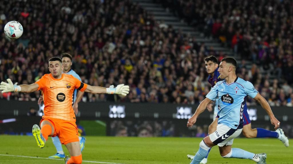 Ferran Jutglà remata alt davant Joan García en el Barça-Celta de Vigo