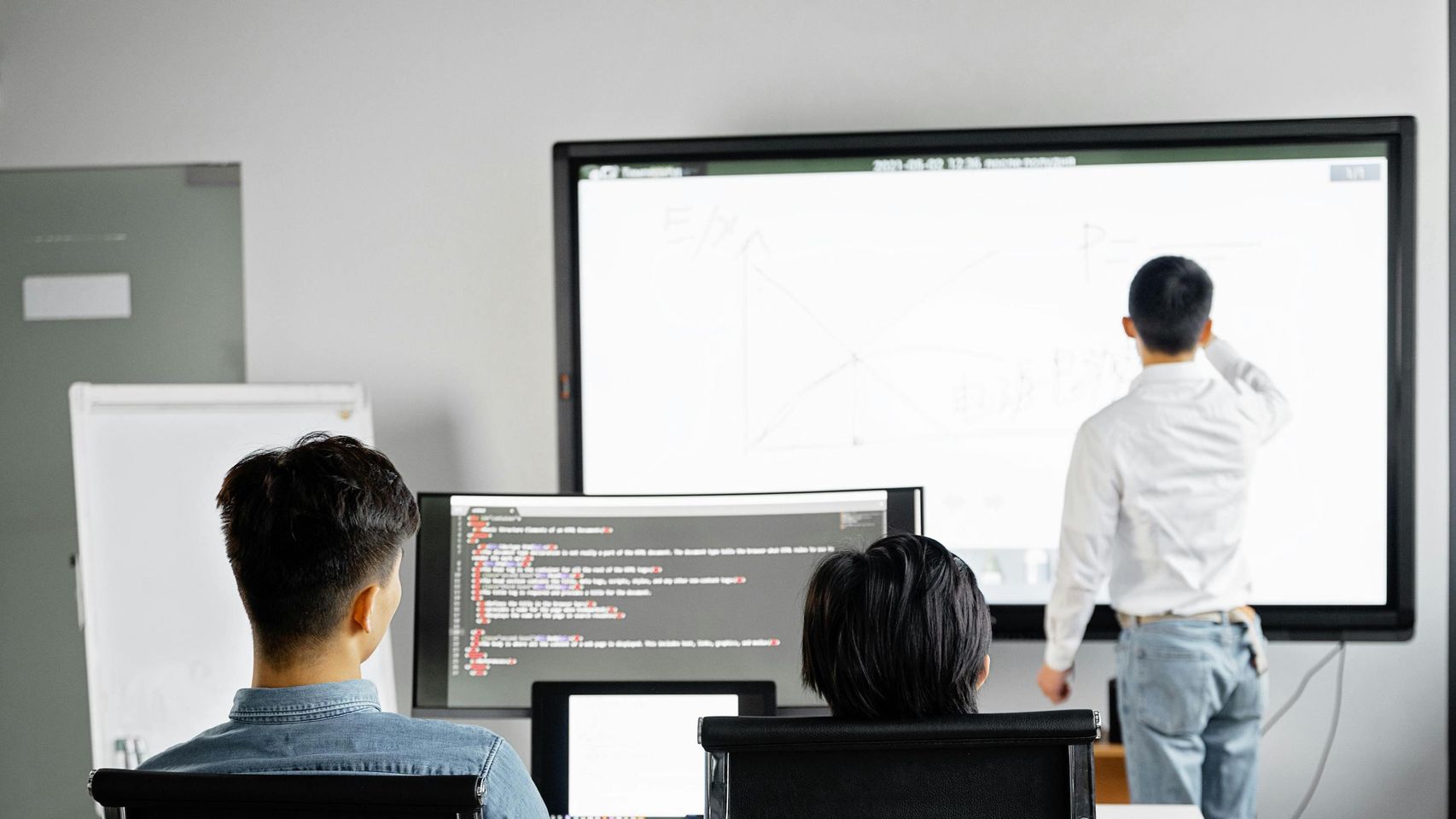 Unos jóvenes asisten a un curso de capacitación digital