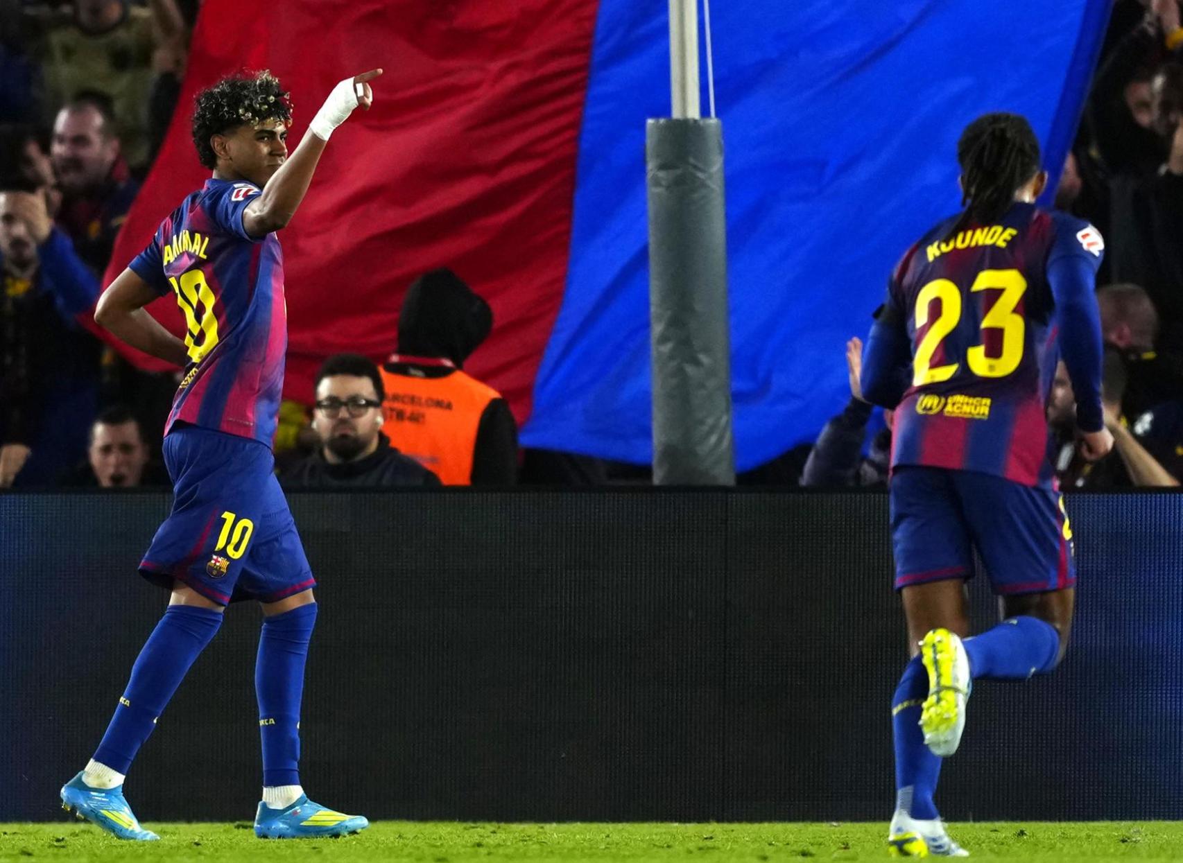 Lamine marca y se lesiona