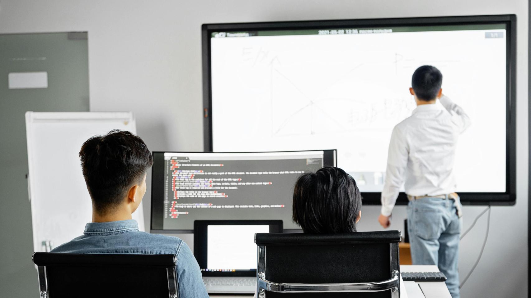 Unos jóvenes asisten a un curso de capacitación digital