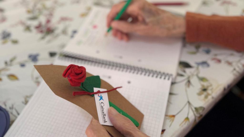 Voluntarios de CaixaBank han llevado peluches y marcapáginas a menores hospitalizados