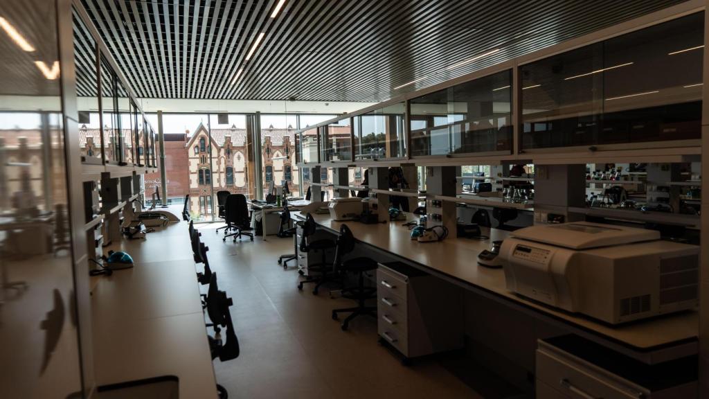Un dels laboratoris del CaixaResearch Institute, amb vistes al CosmoCaixa al fons