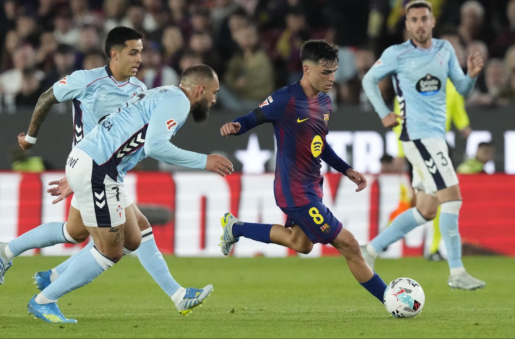 Pedri controla el balón, presionado por varios jugadores en el Barça-Celta