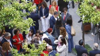 El presidente de la Generalitat, Salvador Illa, conversa con invitados durante la tradicional chocolatada en el Palau de la Generalitat, recuperada en 2026, durante la diada de Sant Jordi