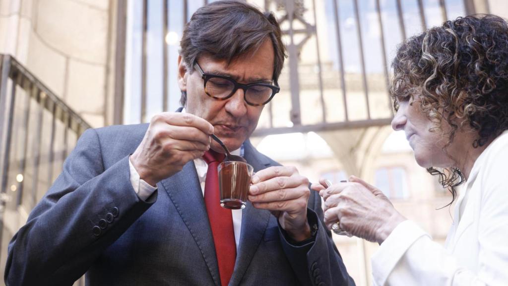 El 'president' Salvador Illa y la 'consellera' de Cultura, Sònia Hernández, en la chocolatada por Sant Jordi en el Palau de la Generalitat (Barcelona)