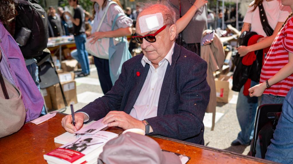 El escritor Enrique Vila-Matas, firmando ejemplares de sus libros en Barcelona el día de Sant Jordi de 2026