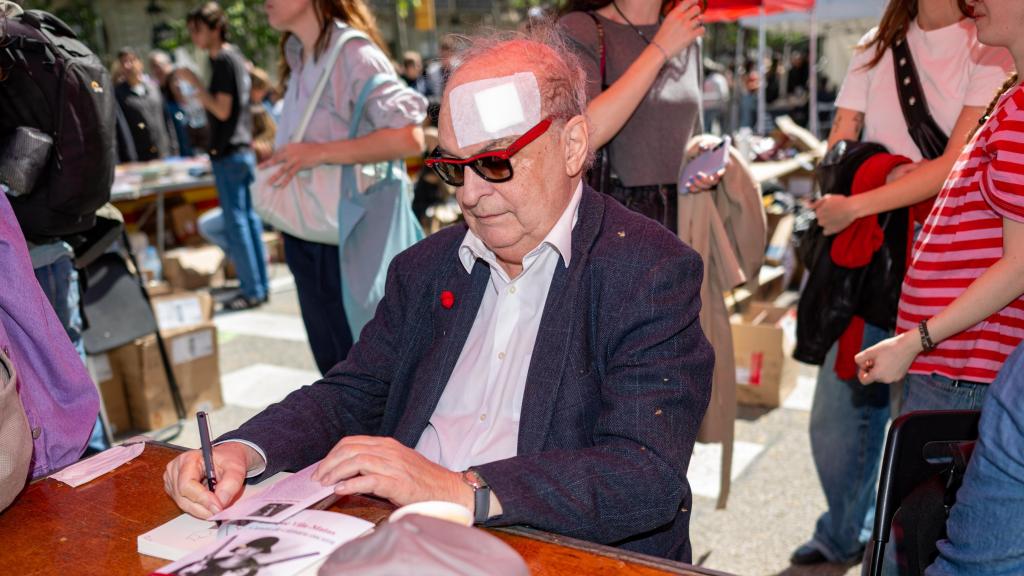 El escritor Enrique Vila Matas, firmando libros en Sant Jordi