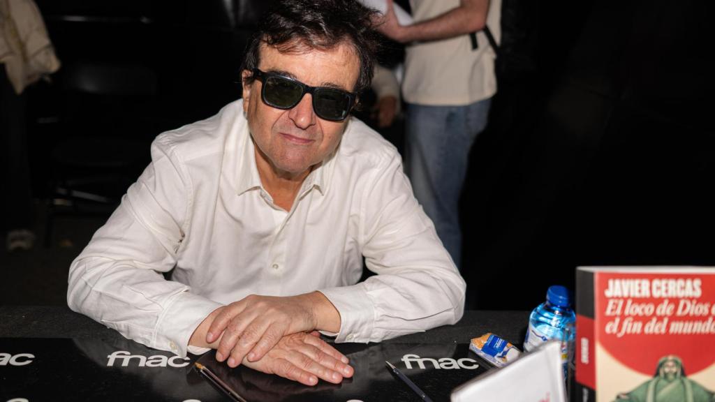 El escritor Javier Cercas, firmando ejemplares de sus libros durante el día de Sant Jordi en Barcelona