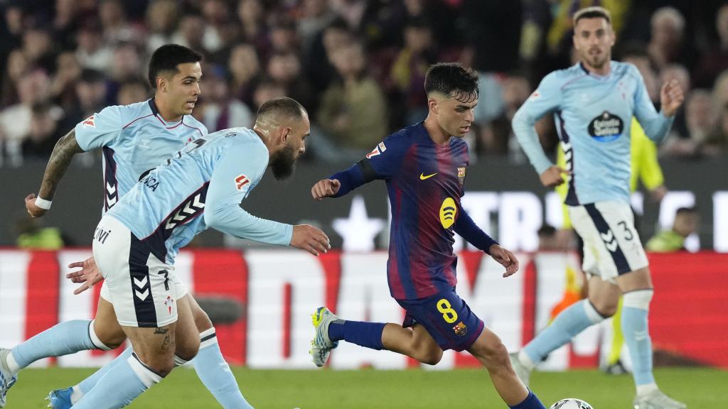 Pedri controla la pilota, pressionat per diversos jugadors al Barça-Celta