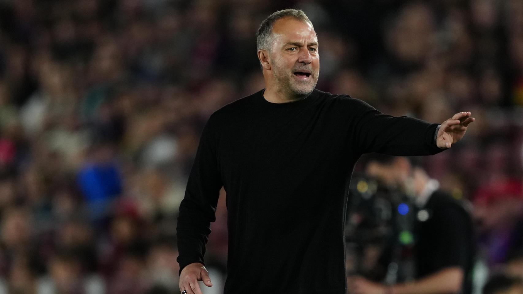 Hansi Flick da indicaciones a los jugadores en el Barça-Celta de Vigo