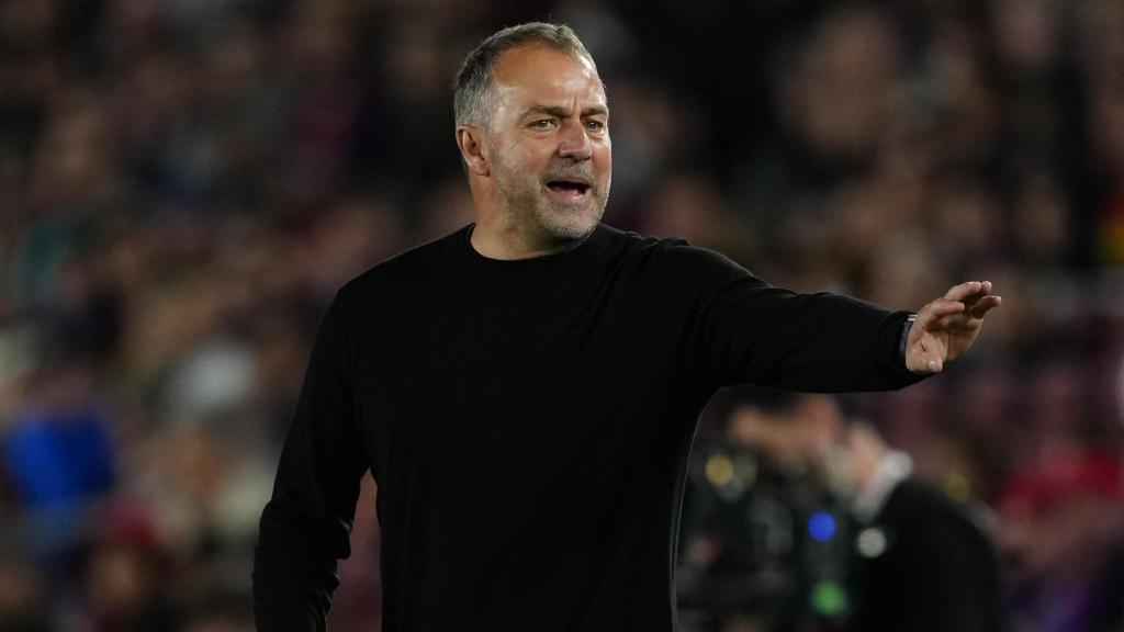 Hansi Flick da indicaciones a los jugadores en el Barça-Celta de Vigo